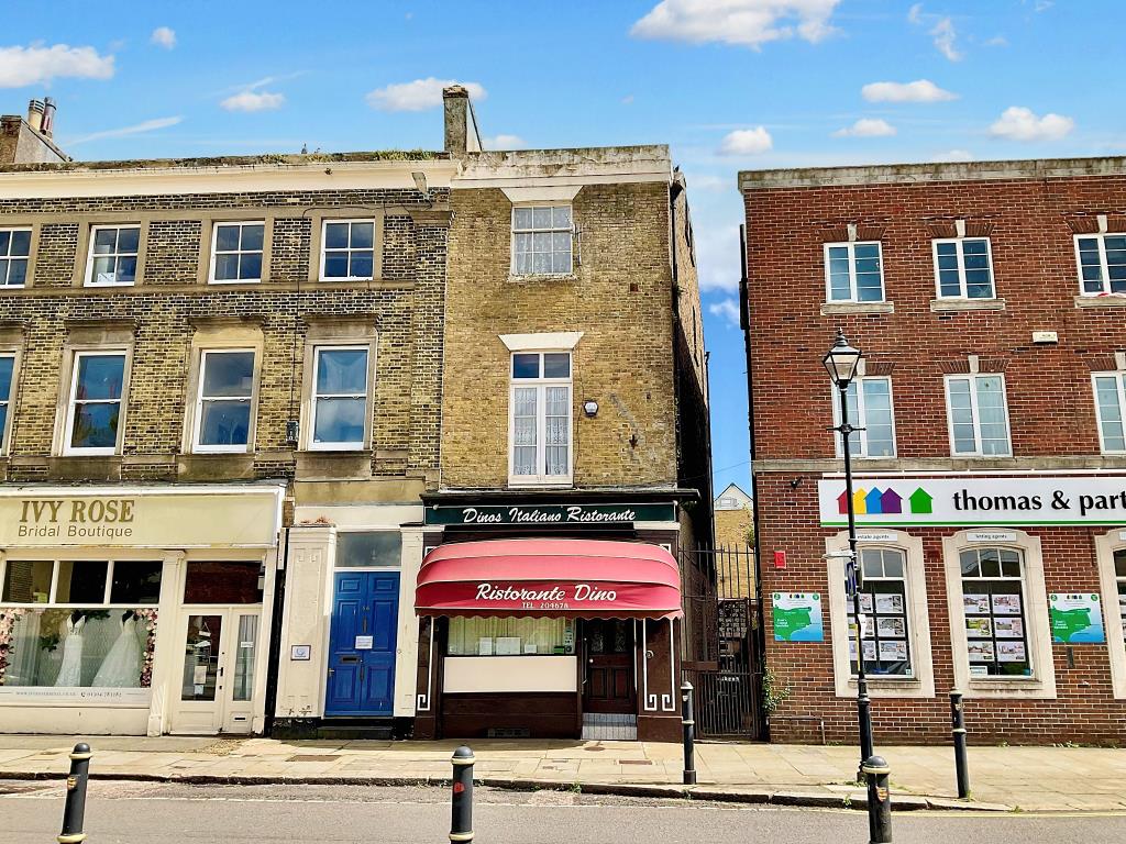 Lot: 81 - TOWN CENTRE RESTAURANT WITH THREE-BEDROOM MAISONETTE WITH POTENTIAL - Front of property